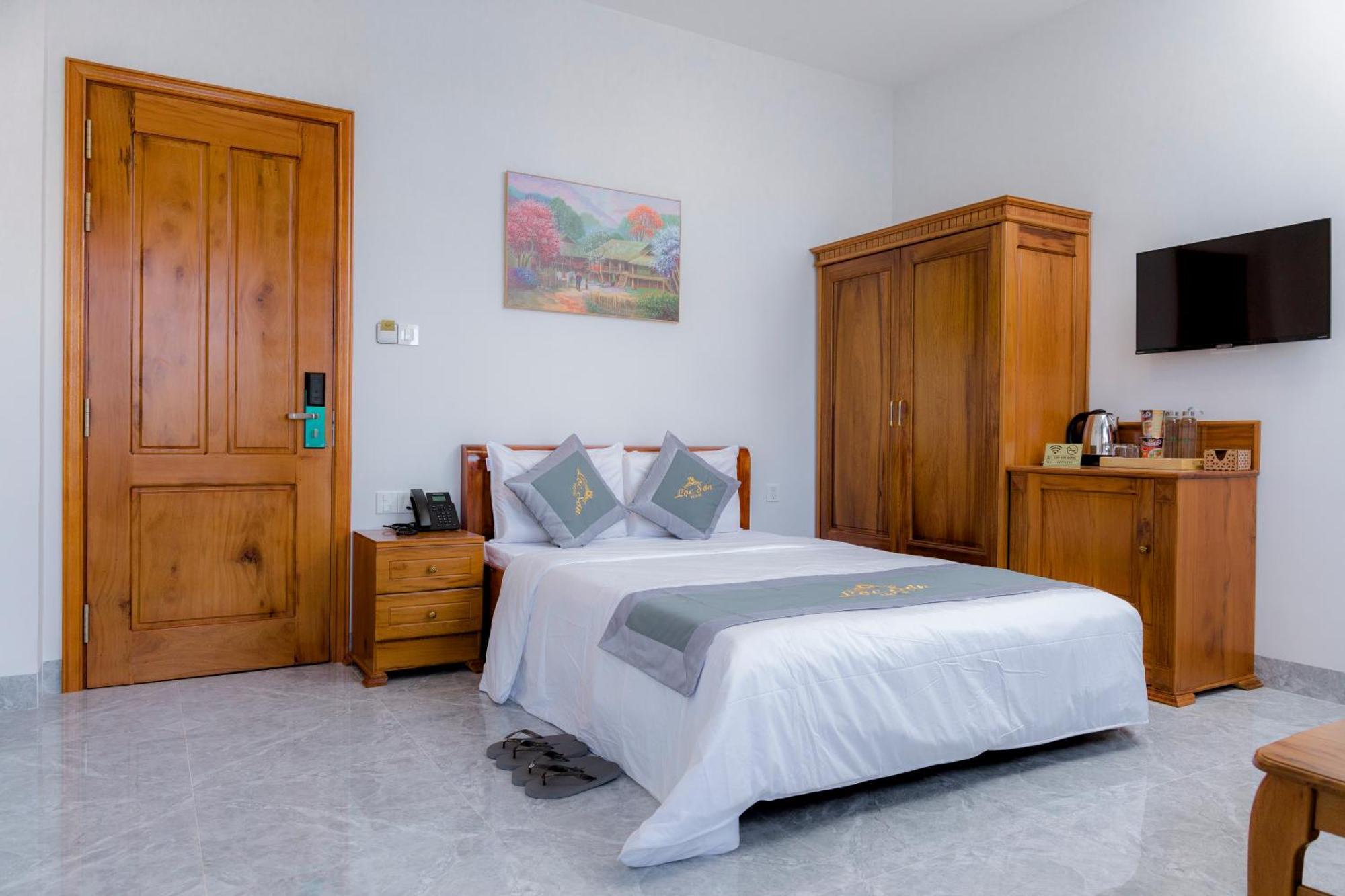 Loc Son Hotel Buon Ma Thuot Buitenkant foto